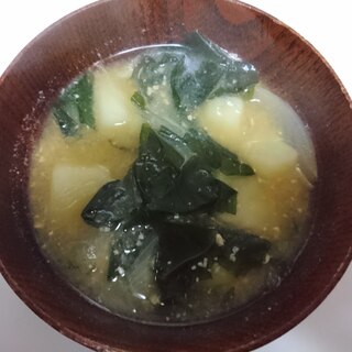 じゃが芋と玉葱とわかめの味噌汁